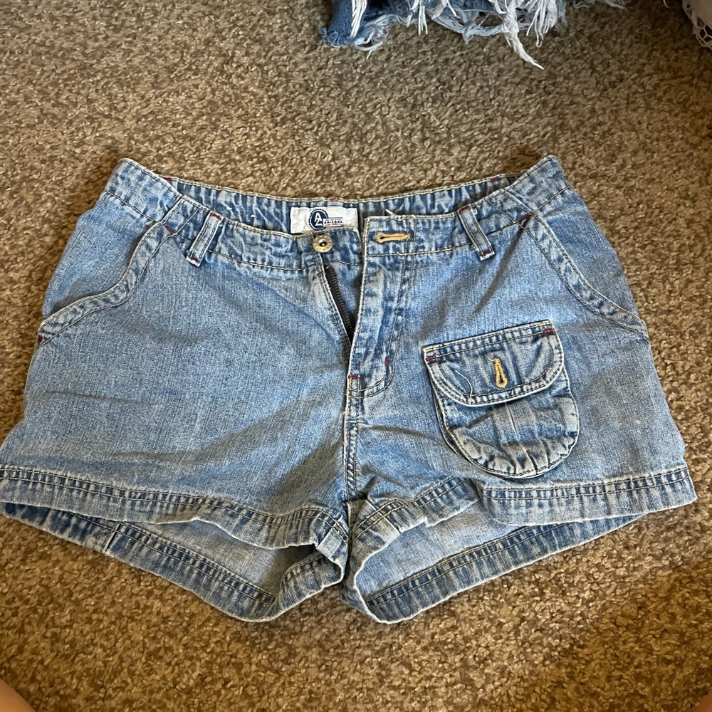 Size 7 vintage low rise jean shorts. Great vintage condition.